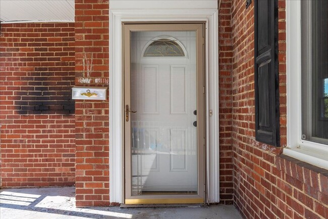 Building Photo - 3 Bedroom, 1 Bathroom - Newly Renovated in...