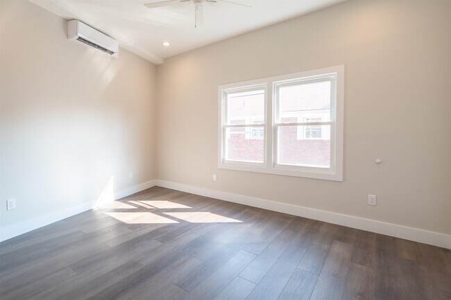 Building Photo - 528 Oak Ave