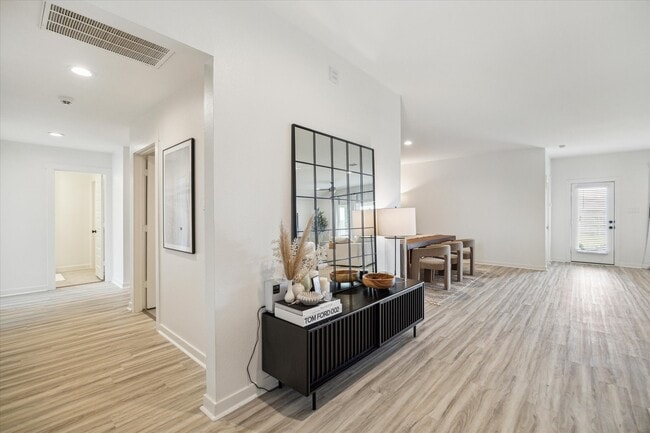 Building Photo - 919 Starcross Bnd Dr