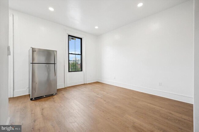 Building Photo - 1637 W Girard Ave