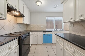 Building Photo - 8646 Maplecrest Dr