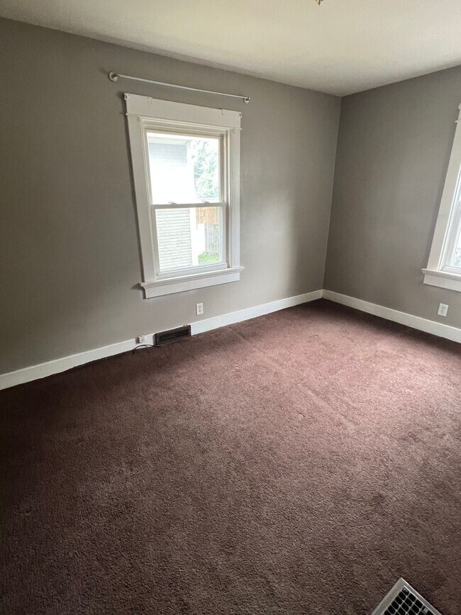 Building Photo - Beautiful 2 bedroom 1 bath with full basememt