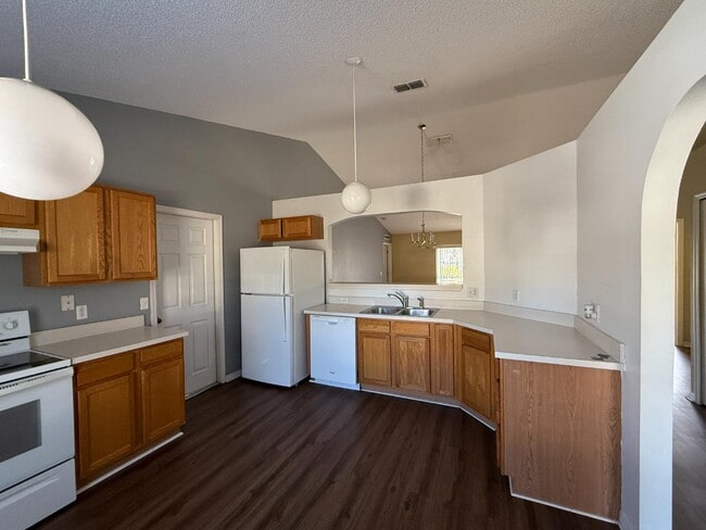 Foto del edificio - 2156 Deltona Blvd