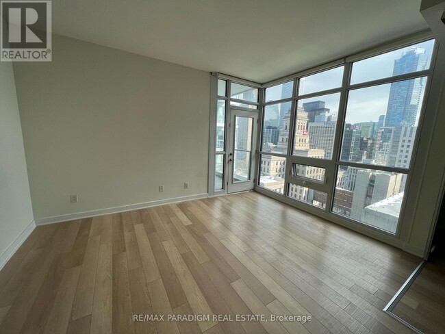 Building Photo - 210 Simcoe St