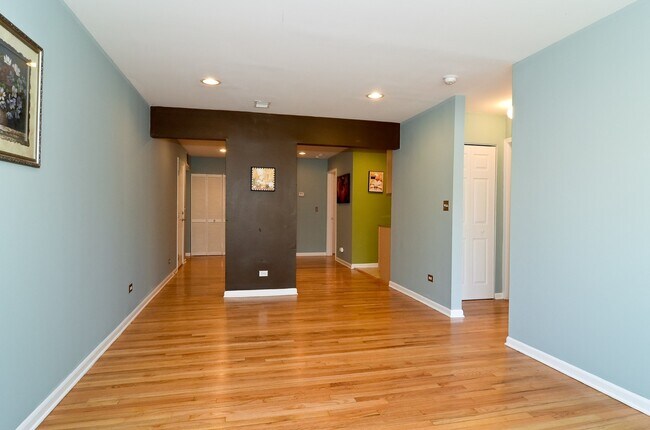 Building Photo - 5953 N Kenmore Ave