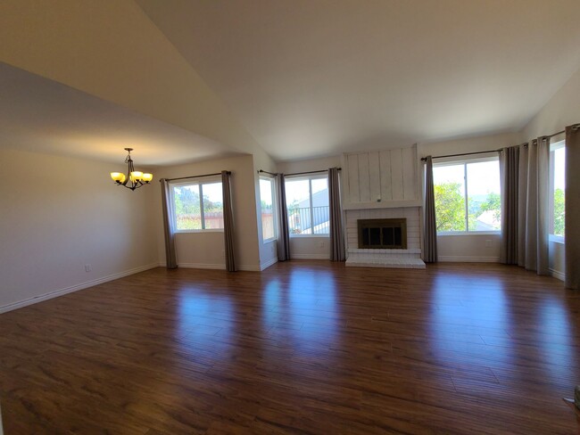 Building Photo - Tierrasanta Home with Gorgeous Views of Tr...