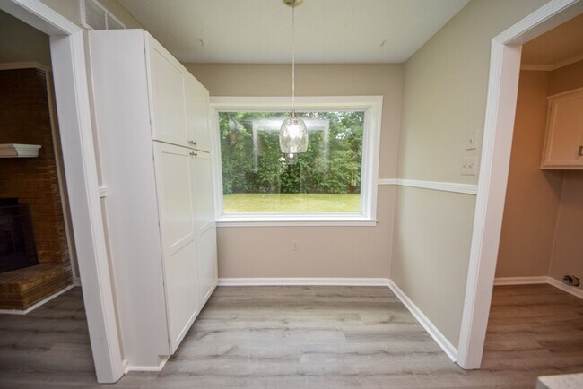 Foto del edificio - UPDATED and cute 3 bed, 2 bath with SEPARA...