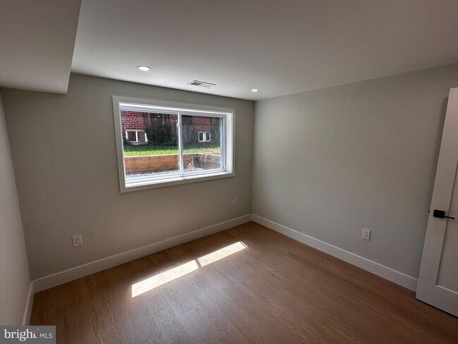 Building Photo - 7506 Wellesley Dr