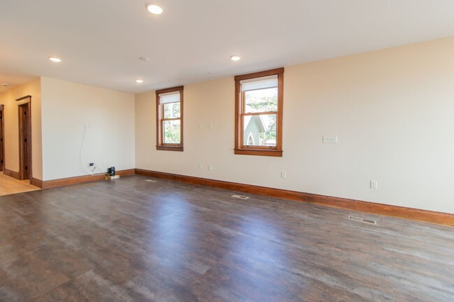 Building Photo - 802 S Lake Ave