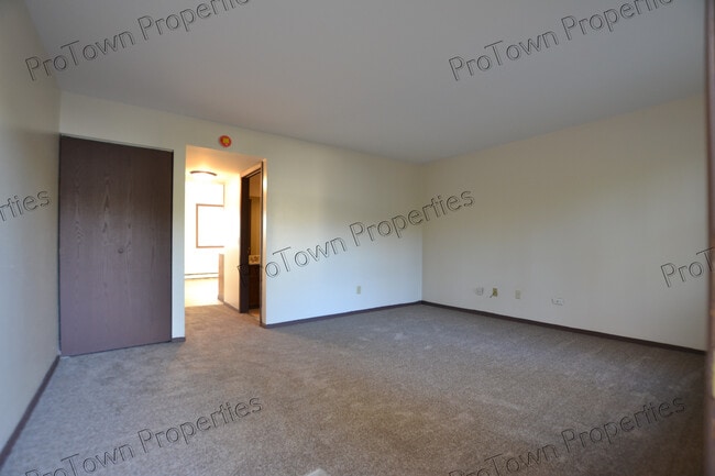 Building Photo - 636 Meadowood Ln