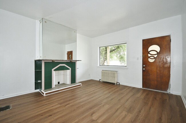 Building Photo - 2 Bed, 1 Bath Townhouse Near East Liberty