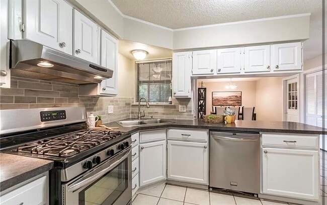 Building Photo - 720 E Mission St