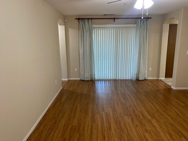 Foto del edificio - Tulare