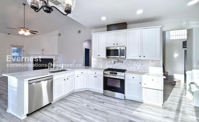 Building Photo - PROMO: Get $500 OFF the first month’s rent when you sign the lease today! / 4 Bed/2.5 Bath Home w...