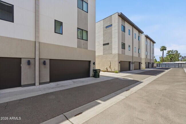 Foto del edificio - 2727 E Thomas Rd