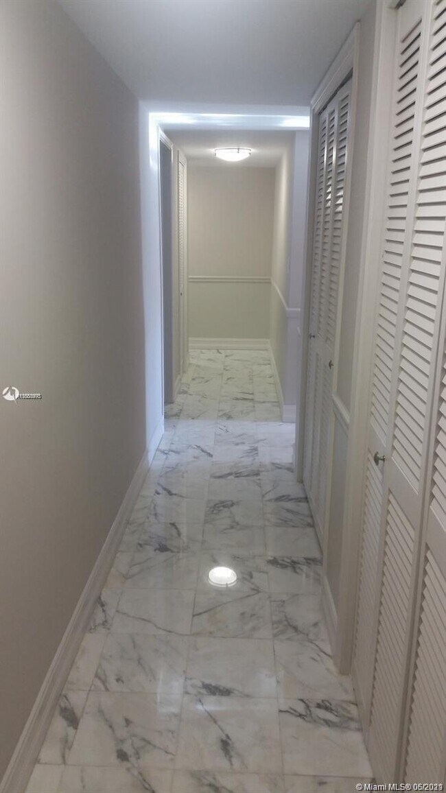 Foto del edificio - 4985 Ponce de Leon Blvd
