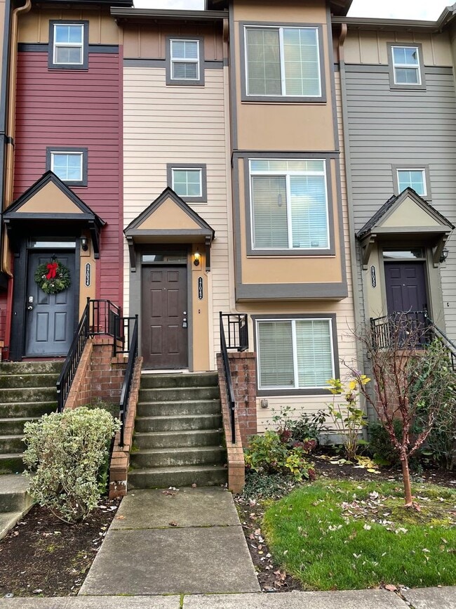 Building Photo - Holiday Move-in Special! 3br/3ba Townhouse near 170th ave MAX station