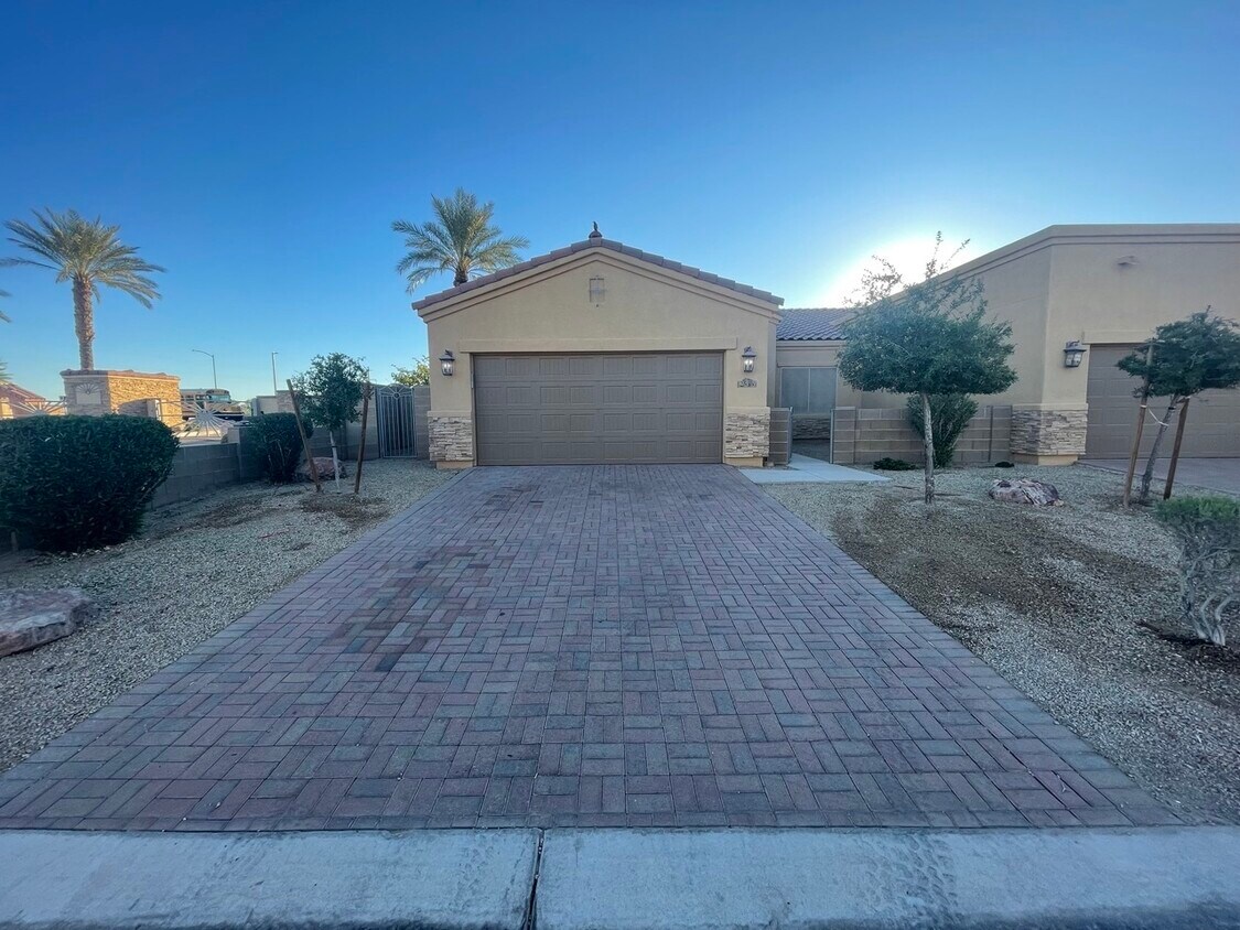 Primary Photo - 2635 E Moonlight Way