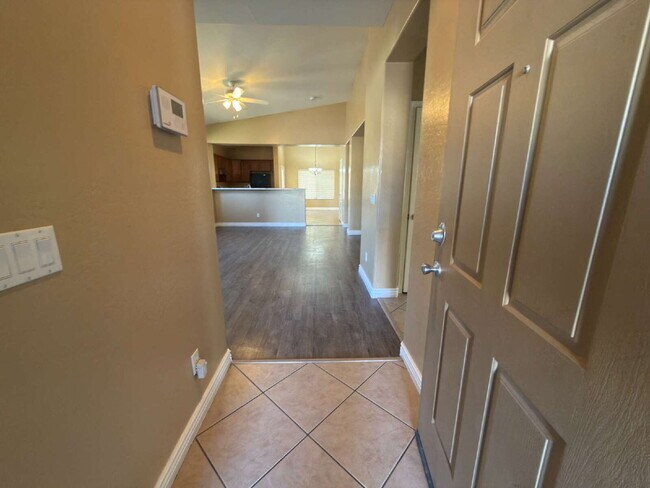Building Photo - "Charming 3-Bedroom Oasis with 2 Baths and 1,711 Sq Ft of Comfort in Phoenix!"