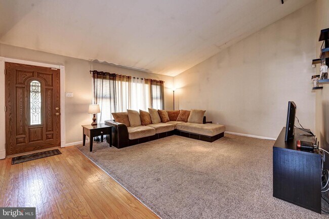 Building Photo - 1543 Bowling Green Dr N