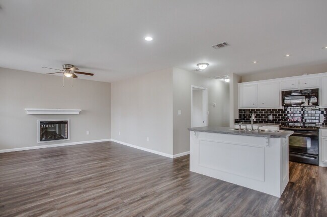 Foto del edificio - 4 Bed, 2 Bath in South Overton!