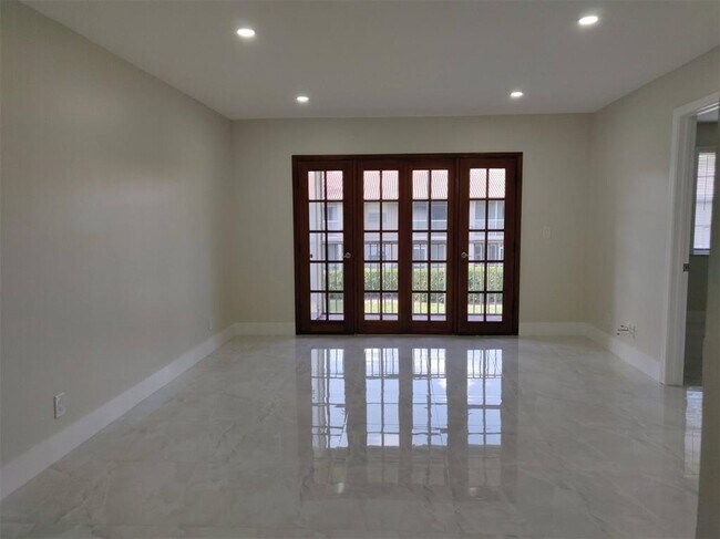 Foto del edificio - 8830 Royal Palm Blvd