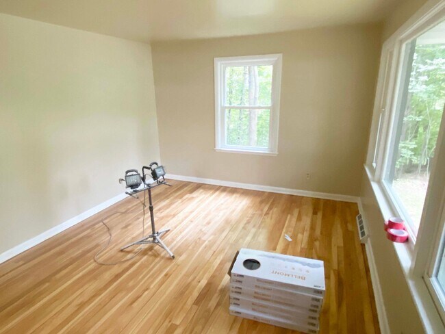 Foto del edificio - 4-Bedroom, 1 Bath Home on Wooded Lot near ...