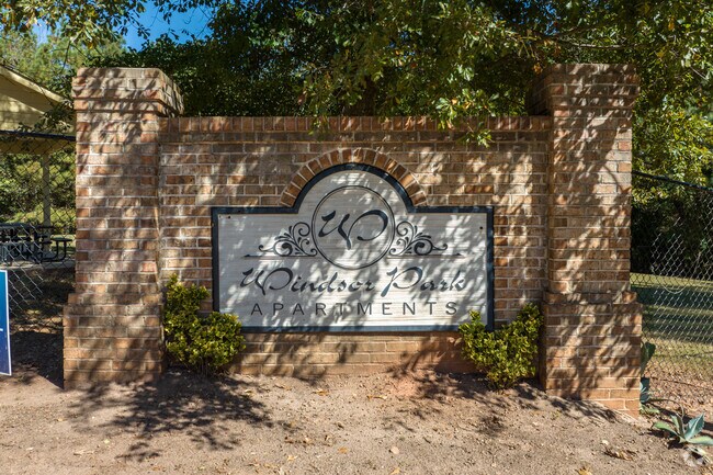 Entrada - Windsor Park Apartments