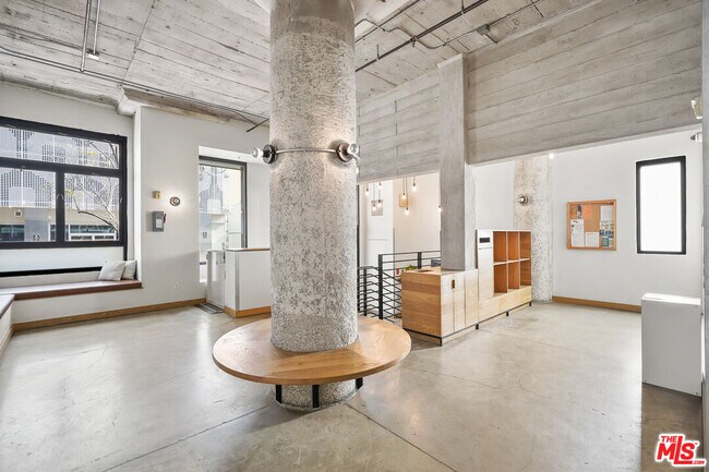Foto del edificio - 1100 S Grand Ave