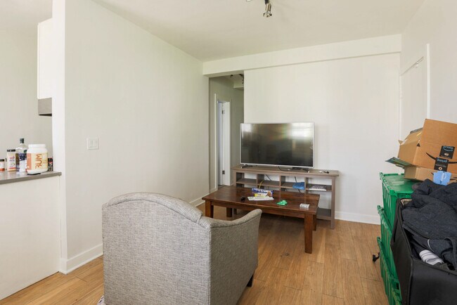 Foto del edificio - 511 W Belmont Ave