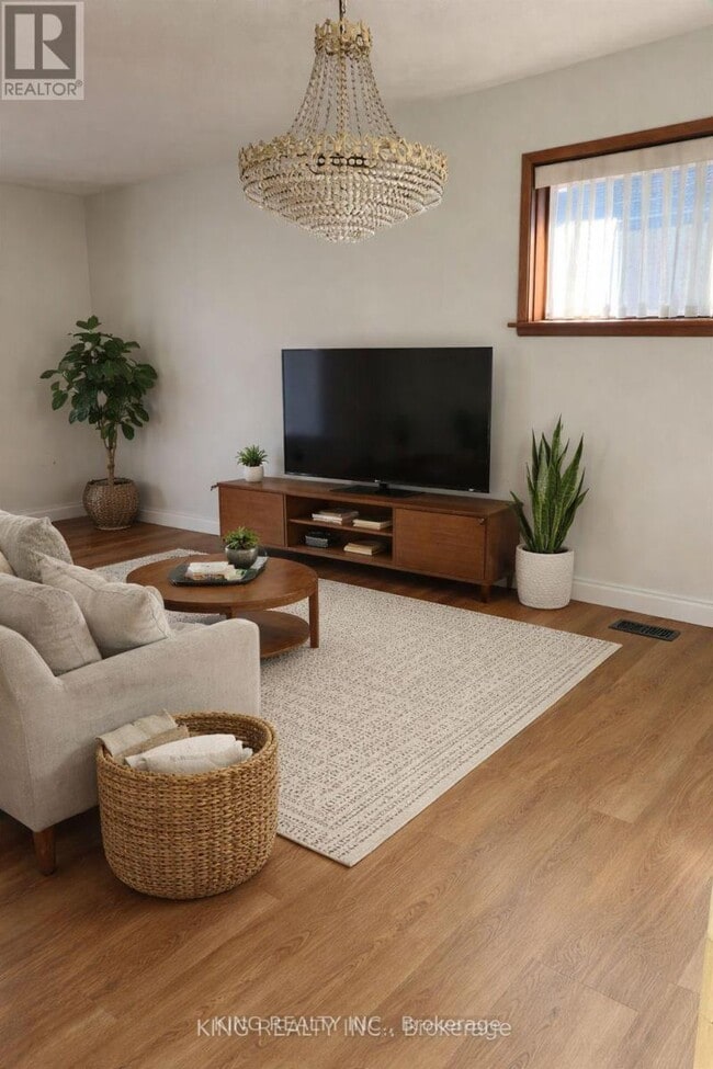 Photo du bâtiment - 215 Sloane Ave