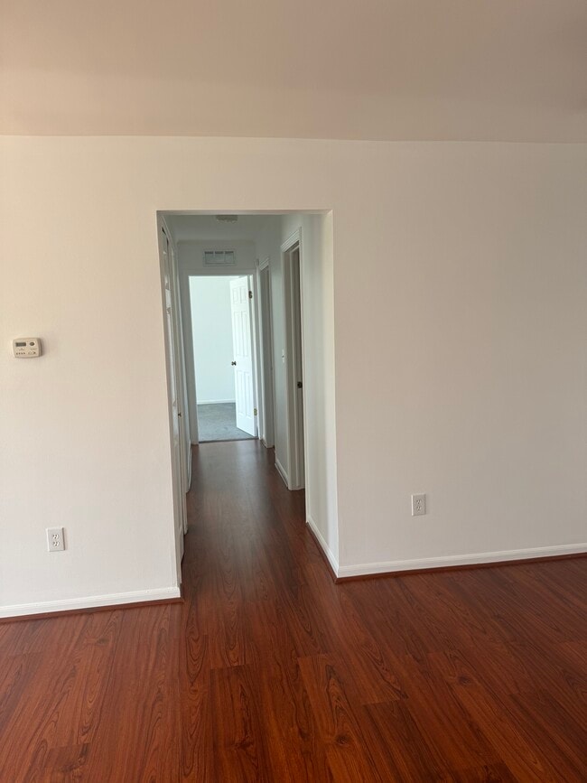 Building Photo - 809 Sunset Ln