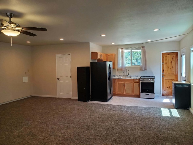 Building Photo - 766 S Grade Rd