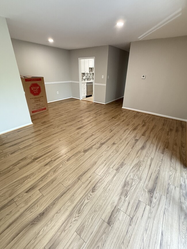 Building Photo - 3930-10305 Pender Dr
