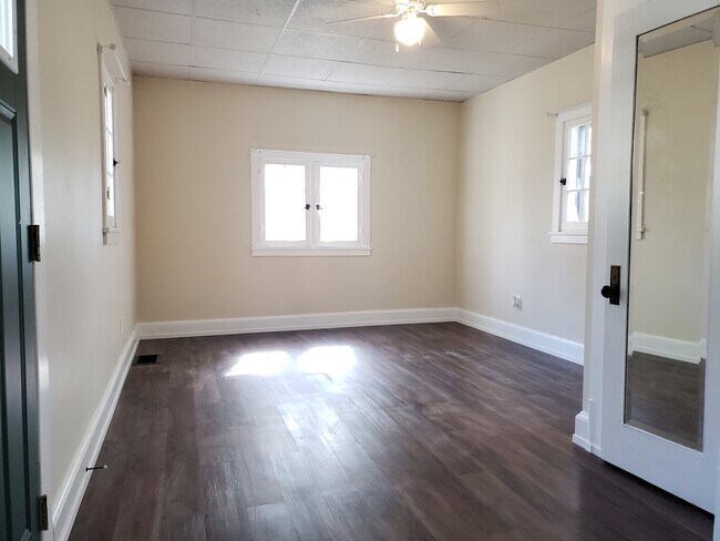 Dormitorio reformado - 423 Steward Ave