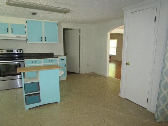 Building Photo - 2 Bedrooms, 2 Bathrooms - Kingston Home