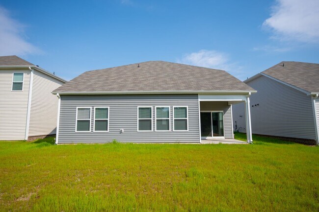 Building Photo - Prime Location! 2700sqft, 4 bed / 2.5 bath...