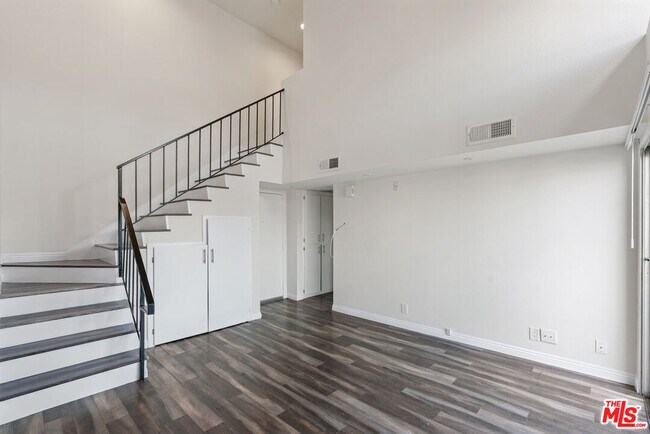 Building Photo - 16550 Vanowen St