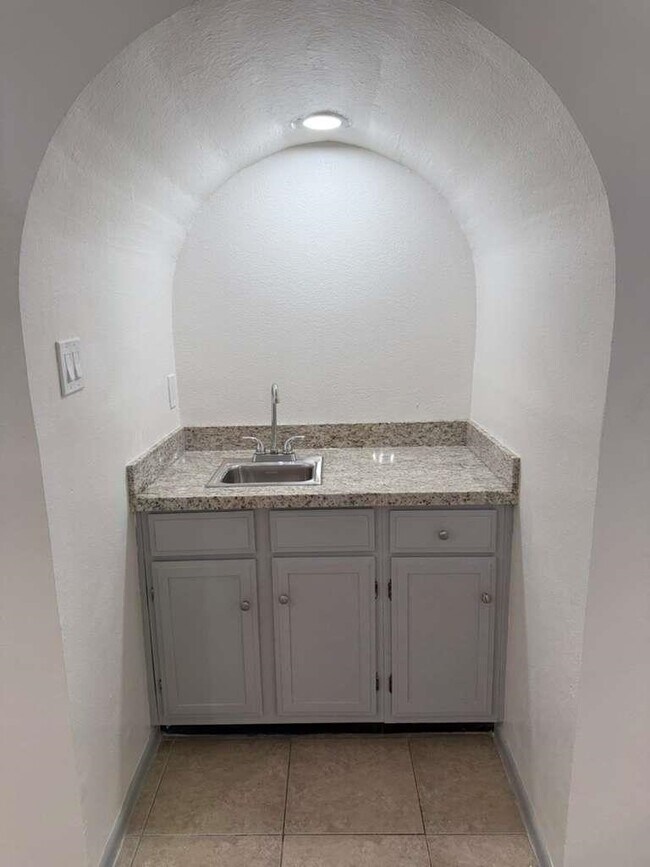 Foto del edificio - 5500 McPherson Rd