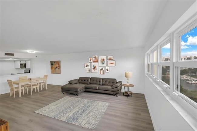 Building Photo - 3200 Port Royale Dr S