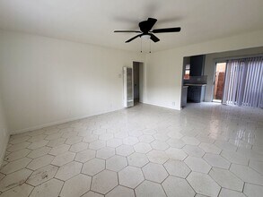 Building Photo - 1951 N Ventura Rd