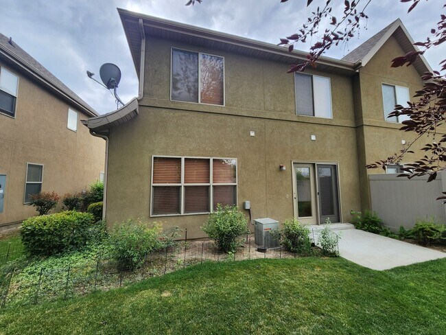 Foto del edificio - ELF PRICED! 3 bd. 2.5 bath Luxury Townhome!