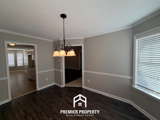 Foto del edificio - Bright 3BR/2BA Oakland Home w/ Vaulted Ceilings, Fireplace & Fenced Yard