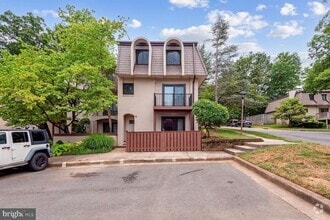 Building Photo - 1635 Valencia Way
