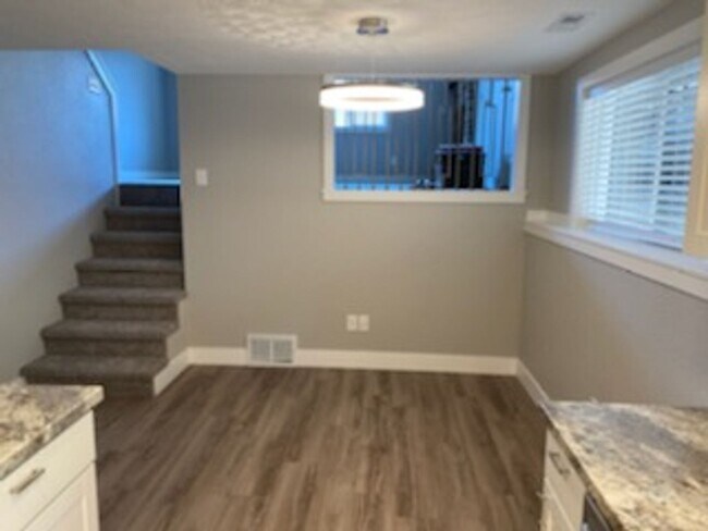 Building Photo - Fully remodeled westend 2 bedroom. 1 bath,...