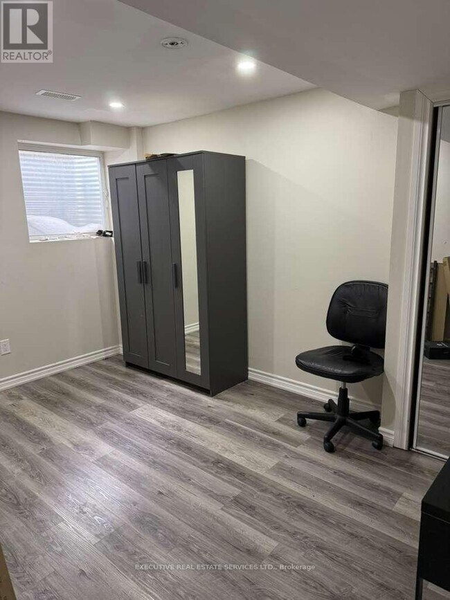 Building Photo - 40 Roulette Cres