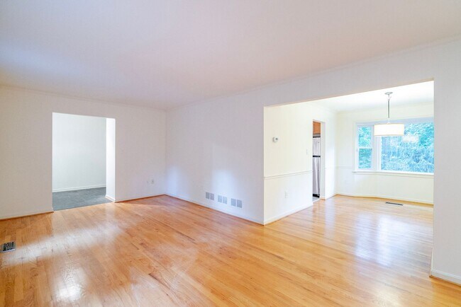 Foto del edificio - Fabulous 4 Bed 2.5 Bath Colonial With Pati...