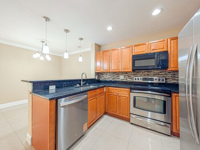 Building Photo - Beautifully remodeled condo for rent in Metrowest!