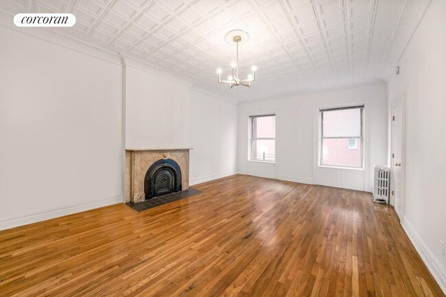 Building Photo - 120 E 19th St