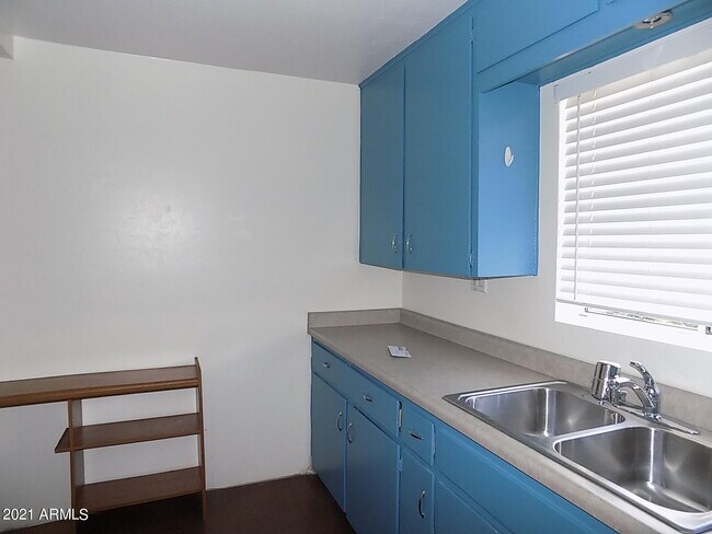 Foto del edificio - 1230 E Spence Ave